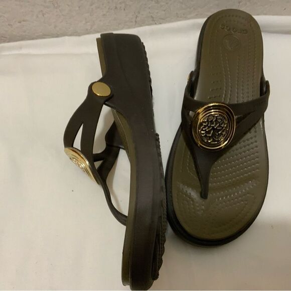 Crocs Women’s Brown Sanrah Gold Wedge Sandals Size 6 - Picture 3 of 8